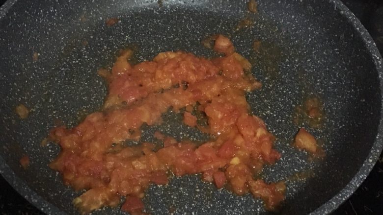 番茄奶酪米饼,起锅开小火，不用放油，倒入番茄丁翻炒出汁。
如果买的番茄有点生，可以加点开水煮会。