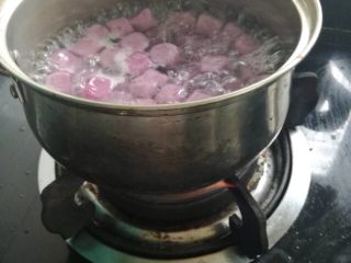 番薯芋圆,捏好的芋圆放在开水锅里头煮3～5分钟，直到番薯芋圆浮在水面就ok啦！ 