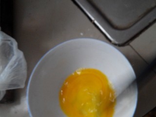 鸡蛋早餐饼,把鸡蛋打进碗里，加盐搅拌均匀。