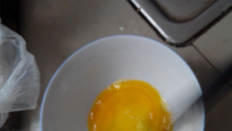 鸡蛋早餐饼,把<a style='color:red;display:inline-block;' href='/shicai/ 9'>鸡蛋</a>打进碗里，加盐搅拌均匀。