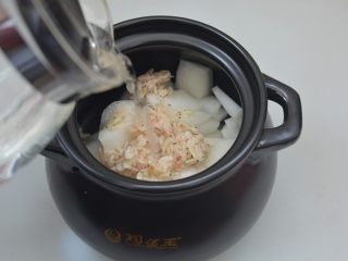 海米冬瓜汤,加入适量的清水