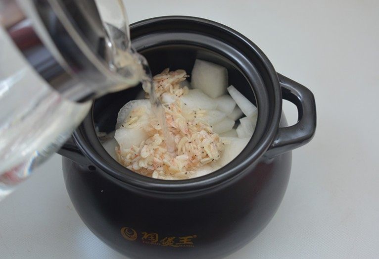 海米冬瓜汤,加入适量的清水