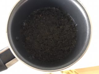 多彩芋圆,10克红茶叶放奶锅，放入250克水煮开，煮开后过筛出茶叶，