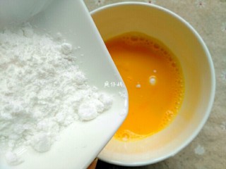 奶香大米布丁,加入糖粉搅拌均匀。
