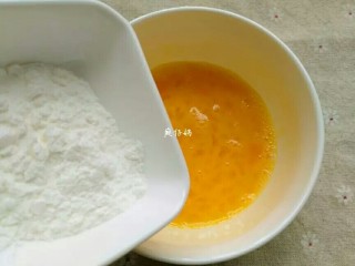 奶香大米布丁,再将淀粉倒入，搅拌均匀待用。