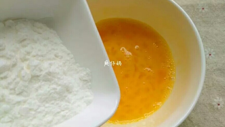 奶香大米布丁,再将淀粉倒入，搅拌均匀待用。