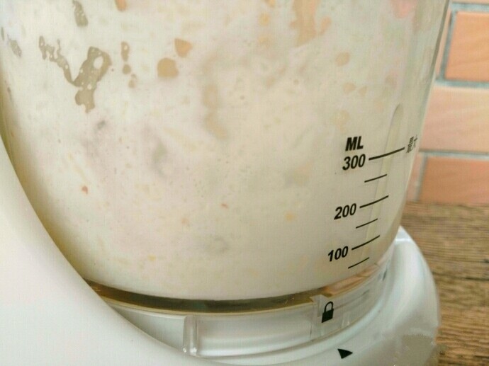 奶香大米布丁,大米粥配方奶糊煮至粘稠即可，中间要用勺子不停的搅拌，不然容易糊锅，煮好后放入辅食机中打成细腻的糊。