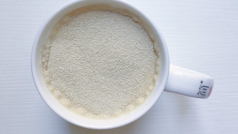 奶香玉米窝窝头,温热的配方奶（配方奶是指冲兑好的奶粉）倒入8克酵母 稍微搅拌均匀