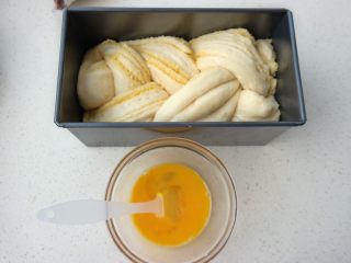 椰蓉奶香吐司,刷蛋液