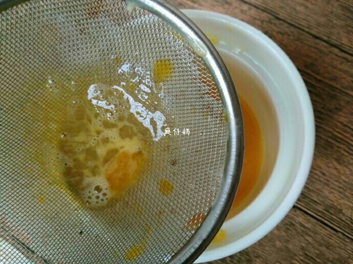奶香大米布丁,将鸡蛋液多过滤几次，直到没有小气泡，再过滤到装有米糊的碗中。