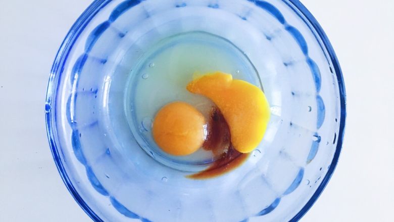樱花秋葵厚蛋烧,鸡蛋加适量宝宝酱油/食盐一起打散 搅拌均匀
