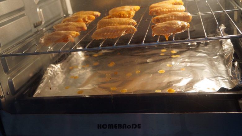 新奥尔良烤翅,烤盘放在最下层，烤架放中层，烤箱预热好200度，热风模式烘烤15分钟
