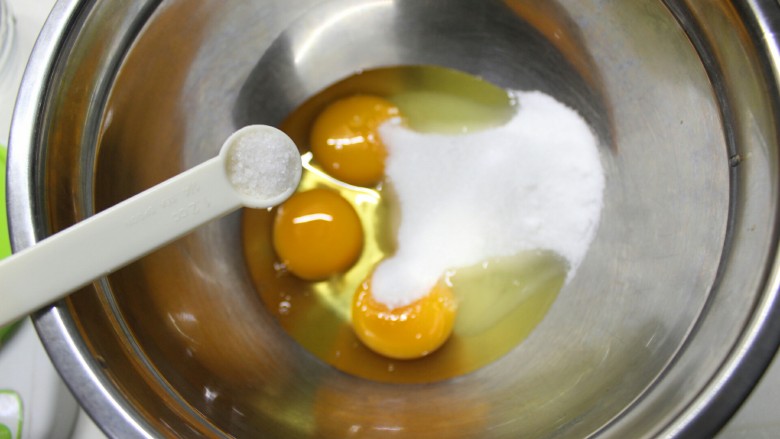 海绵蛋糕（全蛋打发）,鸡蛋，细砂糖，盐一起混合