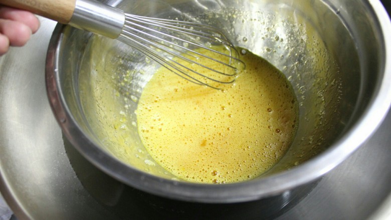 海绵蛋糕（全蛋打发）,把打蛋盆放进四五十度热水的锅里，用手抽搅拌，盆内大概到38度（同人的体温）端出来。然后把<a style='color:red;display:inline-block;' href='/shicai/ 887'>黄油</a>和水（或者牛奶）装在碗里，放进锅里融化成液态，端出来备用。