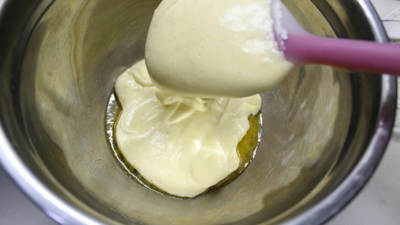 海绵蛋糕（全蛋打发）,取一小部分到黄油盆里，翻拌均匀