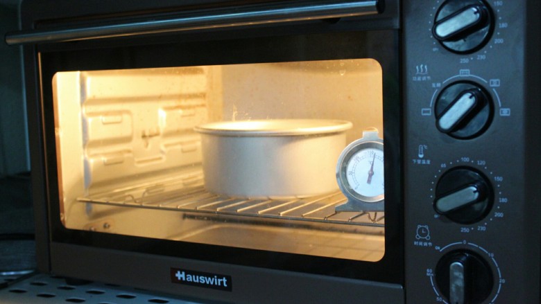 海绵蛋糕（全蛋打发）,放进预热好的烤箱，中下层160度烤40分钟