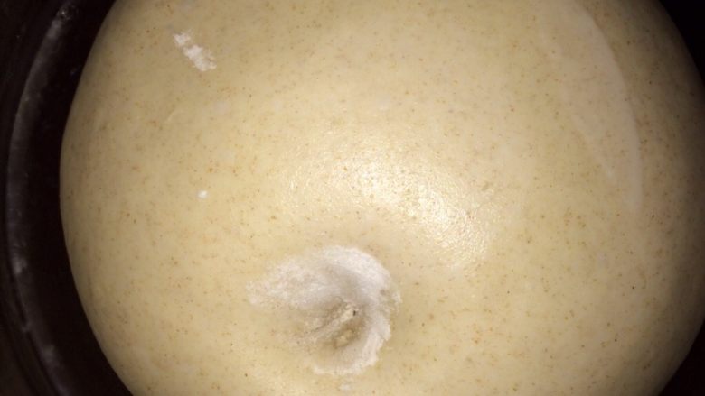 香栗&南瓜夹心黑麦软欧包,判断是否发酵到位可以用中指沾粉戳一下面团，不回弹不塌陷就发好了。