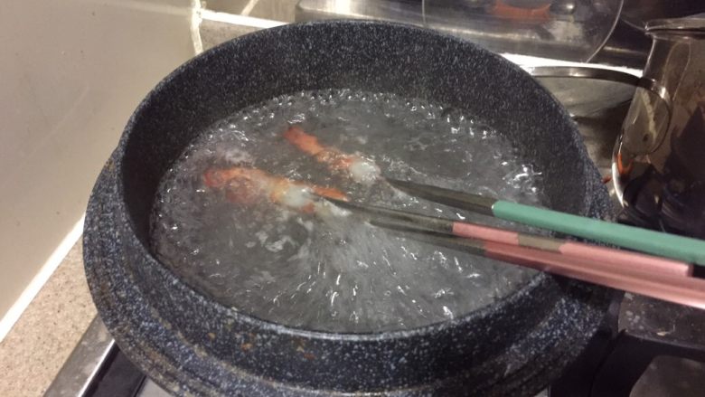 中华冷面,把水煮沸，放入串好的虾，煮1分钟，捞出来。放入冰水里，冰镇一下。