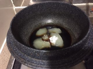 中华冷面,熬制冷面酱汁：
在200ml鸡汤里面加入120ml酱油，50g糖，煮沸。