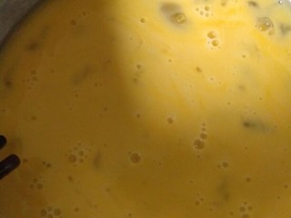 电饼铛版抹茶千层,鸡蛋3个打入盆中搅拌均匀