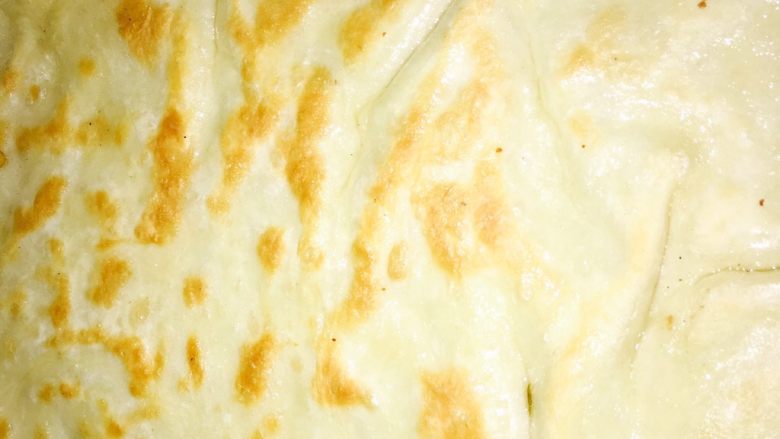 美味酱香饼,烙制两面出现斑驳的金黄锅巴，每次翻面刷点油饼会更香脆
