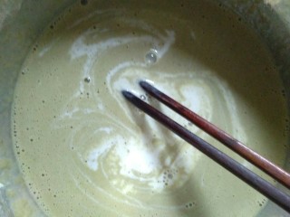 电饼铛版抹茶千层,分多次少量的加入牛奶搅拌均匀