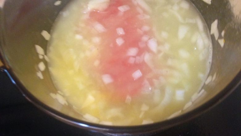 牛奶蟹肉棒南瓜濃湯,因為鮮奶不宜滾太久會流失營養，所以這裡用少量的開水先將蟹肉棒滾熟
