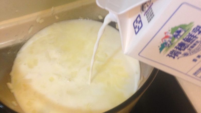 牛奶蟹肉棒南瓜濃湯,接著倒入300毫升鮮奶