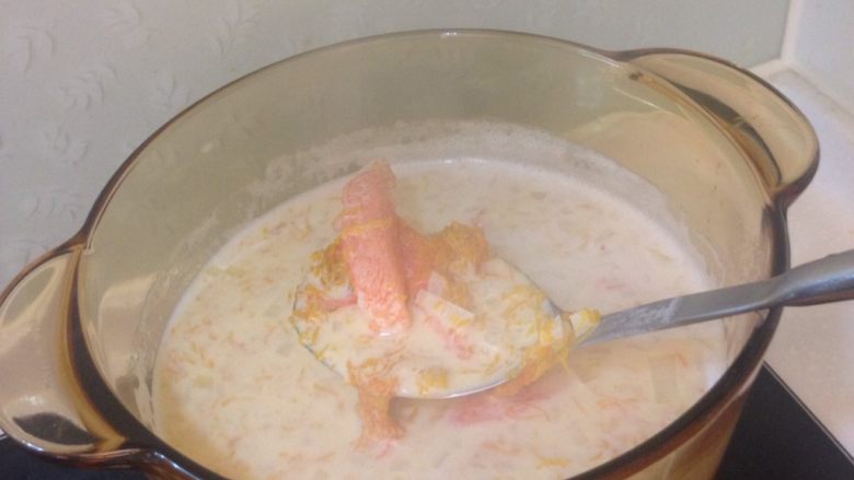 牛奶蟹肉棒南瓜濃湯,攪拌到南瓜泥均勻散開，就能清楚看到南瓜纖維散佈