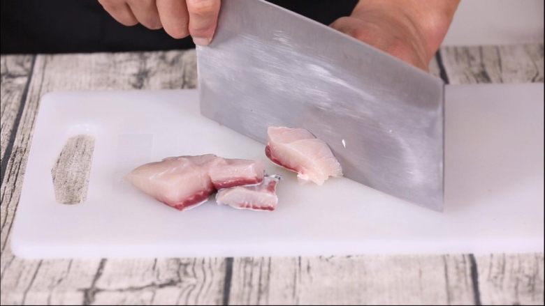 干烧鱼块,青鱼切块 大小4*3*2厘米 便于快速煮熟 并且不容易碎掉