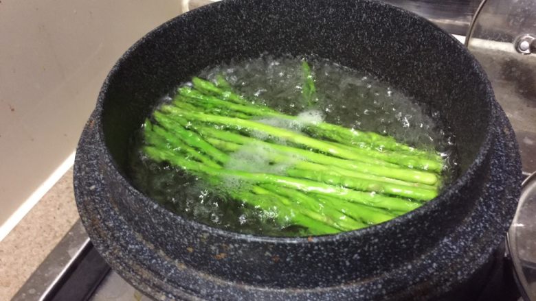 日式鸡汤泡饭,煮一锅水，煮沸，放点盐，再放入洗干净的芦笋。