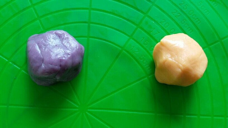 冰皮月饼（零色素）,紫薯 红薯和饼皮分别以1：1的比例调色。。比如我用的18克饼皮18克紫薯泥调的紫色