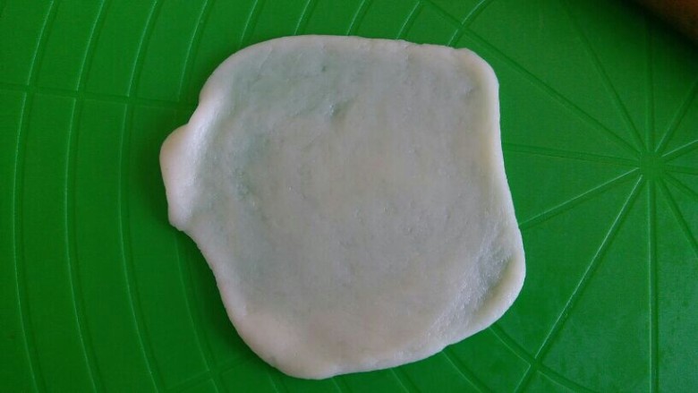 冰皮月饼（零色素）,取一个饼皮擀薄