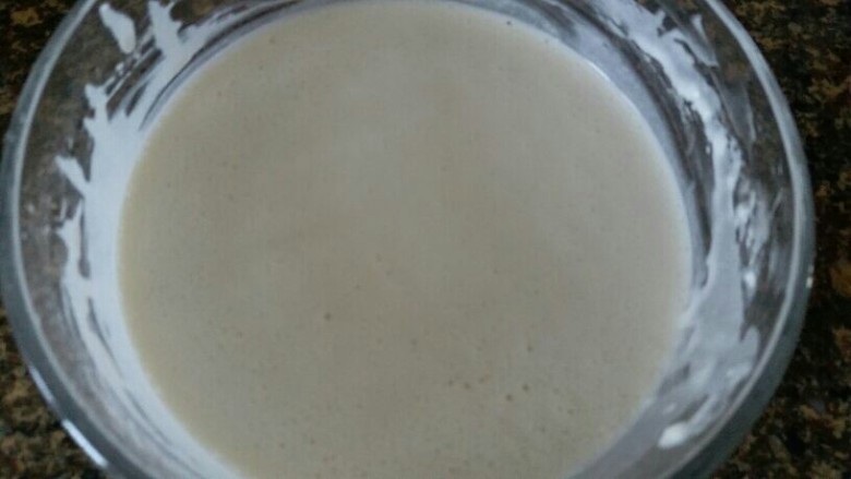 冰皮月饼（零色素）,饼皮的材料全放进牛奶里，搅拌均匀