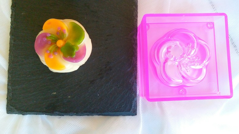 冰皮月饼（零色素）,桃花形的彩色冰皮月饼