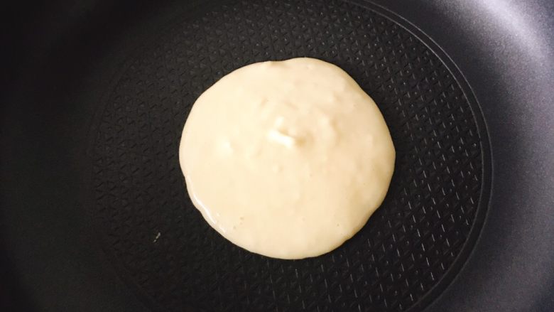 Pancakes热香饼/小松饼,如果面糊有点稠最后有个小尖角也没啥，它会慢慢自己流平的。