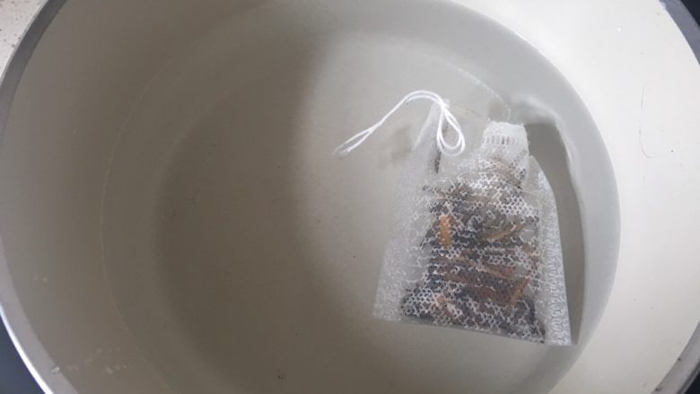 自制珍珠奶茶,茶包和纯净水加到奶锅中