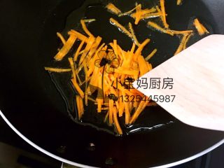 家常肉末豆腐,锅热加入少许油、倒入胡萝卜丝翻炒