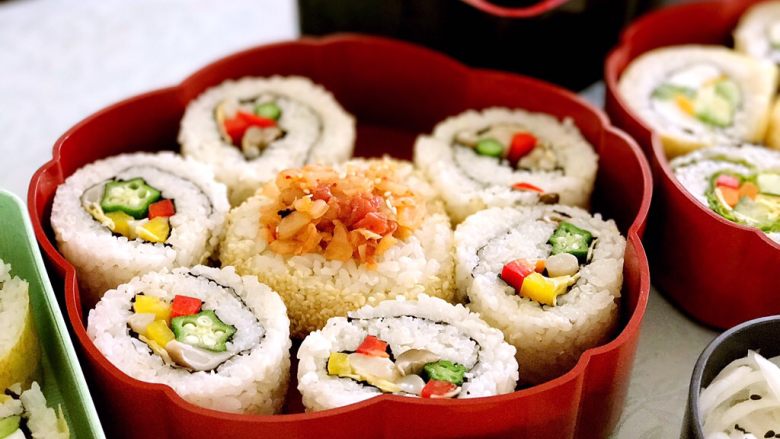 素食野餐飯團,<a style='color:red;display:inline-block;' href='/shicai/ 70'>秋葵</a>、大根、青紅椒用芥末醬做反轉壽司。