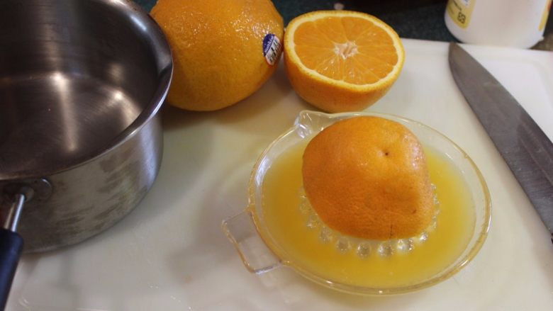 橙汁芝麻牛肉,柳橙一颗，榨汁后放入小钵。