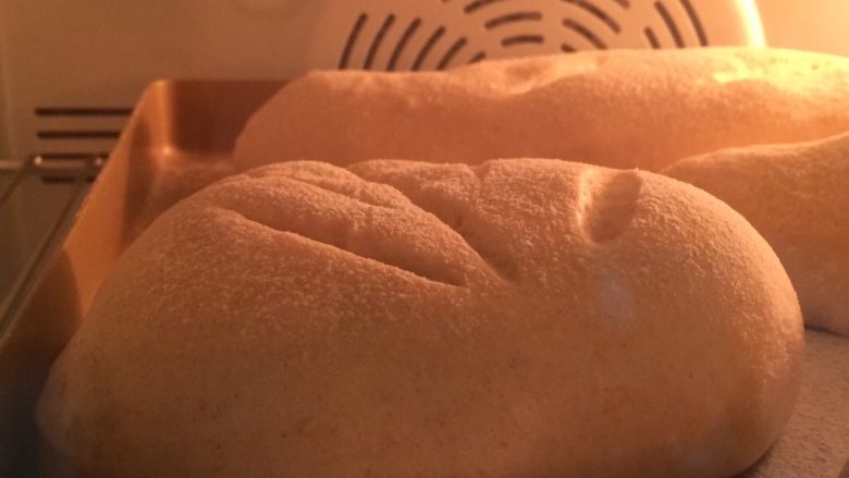 香栗&南瓜夹心黑麦软欧包,烤箱提前十分钟预热，上下管170度进行烘烤，上色后，上管转150度，继续烤5分钟。
