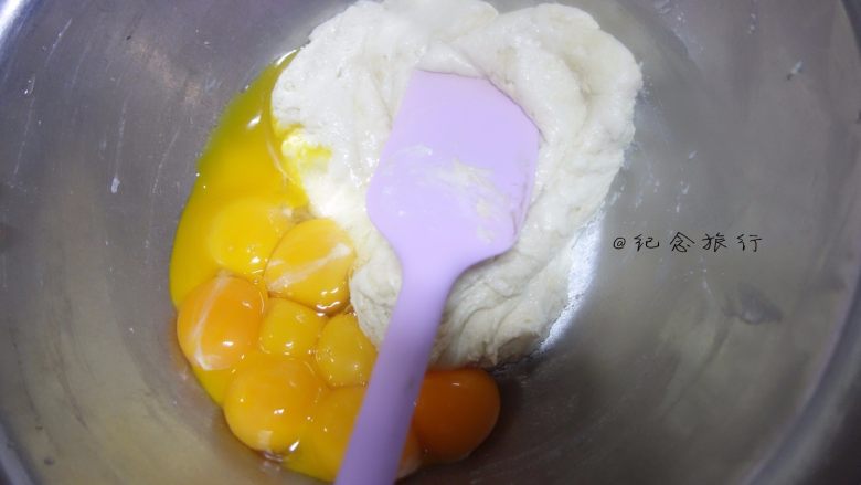 草莓奶油纸杯蛋糕,加入2个蛋黄拌匀，后蛋法做得面糊不容易起疙瘩非常顺滑面糊成丝带般落下，