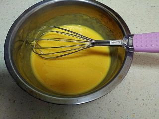 酸 奶 小 蛋 糕 ,用手动打蛋器搅拌均匀。