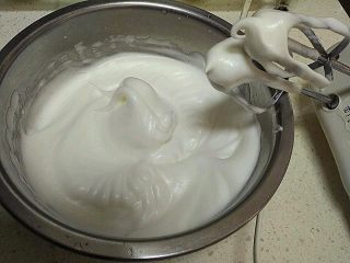 酸 奶 小 蛋 糕 ,打蛋器打到提起蛋白成小钩子时，倒扣盆子无滑动。（打蛋盆里的蛋白每个地方都要打到位，而不是局部的打。蛋白打至湿性偏硬一点的中性发泡。