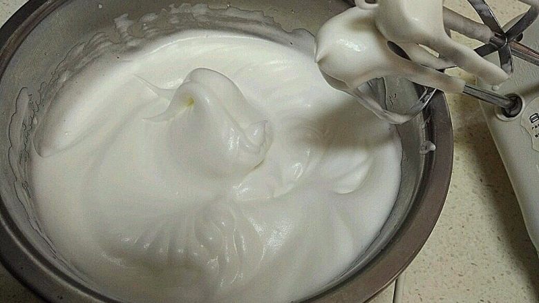 酸 奶 小 蛋 糕 ,打蛋器打到提起蛋白成小钩子时，倒扣盆子无滑动。（打蛋盆里的蛋白每个地方都要打到位，而不是局部的打。蛋白打至湿性偏硬一点的中性发泡。