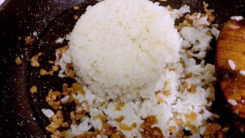海苔肉松萝卜干饭团,加入现煮的糯米饭