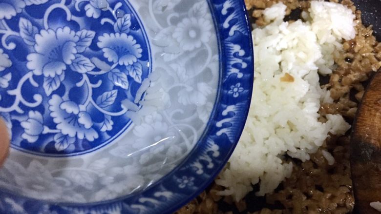 海苔肉松萝卜干饭团,加一点儿水在米饭上，使其易松散