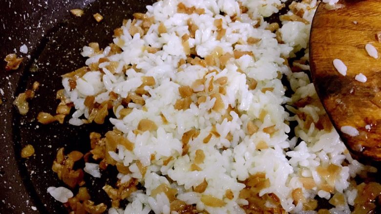 海苔肉松萝卜干饭团,剩米饭和萝卜干末先炒匀