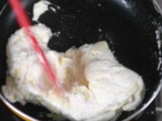 牛轧糖蔓越莓沙琪玛,拿个不粘锅，一定要不粘锅，先放入黄油融化后再把棉花糖倒入，炒到棉花糖融化