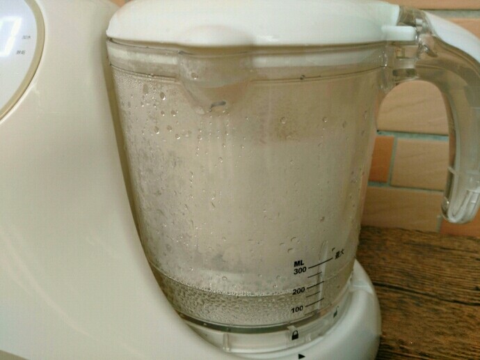 奶香大米布丁,碗上盖张耐高温保鲜膜，放入辅食机中蒸15分钟即可。